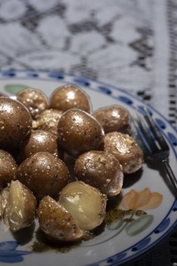 Sarımsaklı tereyağı soslu bebek patates. Yüksek kalite fotoğraf