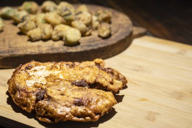 Kızarmış domuz pirzolası ve kızarmış bamya. Yüksek kalite fotoğraf