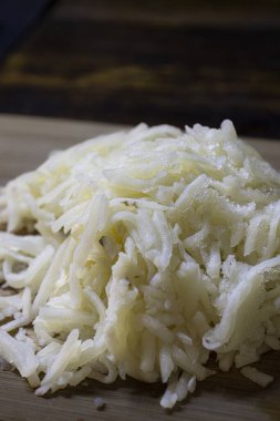 Mavi tabakta öğütülmüş mücver. Yüksek kalite fotoğraf