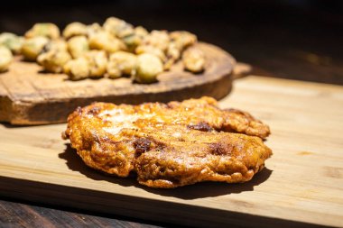 Kızarmış domuz pirzolası ve kızarmış bamya. Yüksek kalite fotoğraf