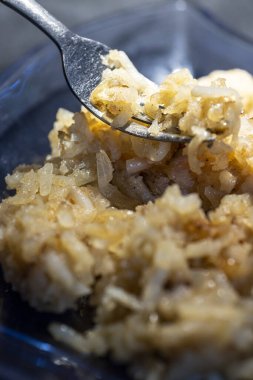 Mavi tabakta öğütülmüş mücver. Yüksek kalite fotoğraf