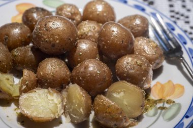 Sarımsaklı tereyağı soslu bebek patates. Yüksek kalite fotoğraf