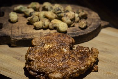 Kızarmış domuz pirzolası ve kızarmış bamya. Yüksek kalite fotoğraf