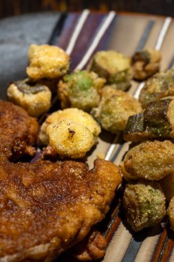 Kızarmış domuz pirzolası ve kızarmış bamya. Yüksek kalite fotoğraf