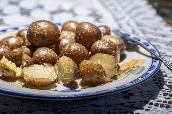 Baby Röd Salighet Potatis Vitlök Smör Sås Högkvalitativt Foto — Stockfoto