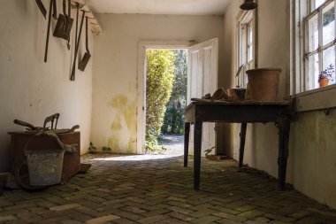 Antika aletleri olan eski bir alet kulübesi. Yüksek kalite fotoğraf