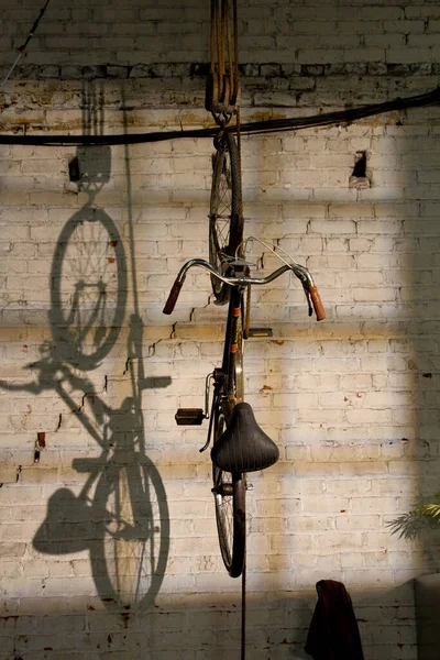 影で自転車を吊るしています 高品質の写真 — ストック写真