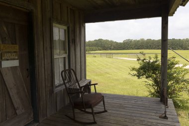 Pastoral ortamda kır kulübesi verandası. Yüksek kalite fotoğraf