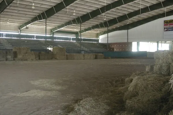 Arena Gado Cheio Fardos Feno Foto Alta Qualidade — Fotografia de Stock