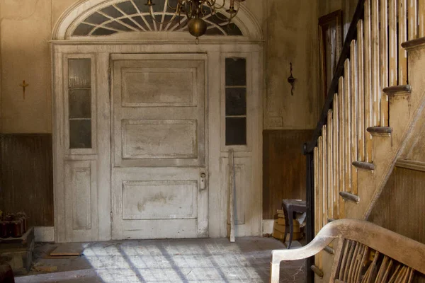 Gruselige Gespenstische Antike Tür Einer Gespenstischen Plantage Hochwertiges Foto — Stockfoto