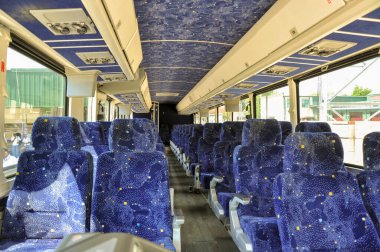 Otobüs durağı olan ticari otobüs durağı. Yüksek kalite fotoğraf