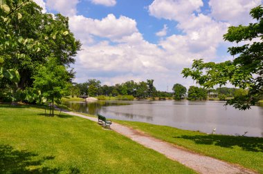 Manzaralı göl kenarı tezgahı. Yüksek kalite fotoğraf