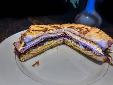 Jambonlu jambonlu ve peynirli sandviç. Yüksek kalite fotoğraf