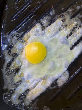 Tavada yumurta pişirme. Yüksek kalite fotoğraf