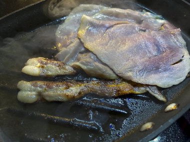 Domuz pastırması ve jambon ızgarada pişiyor. Yüksek kalite fotoğraf