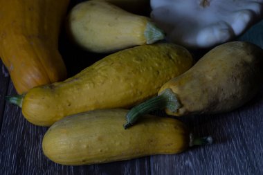 Makarna, yamuk boyun, pattypan ve sarı kabak dahil olmak üzere çeşitli taze yaz kabakları. Yüksek kalite fotoğraf