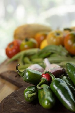 Çeşitli sebzelerden oluşan yaz sebze hasadı karışımı. Domates, sarımsak, kabak, jalapeno ve daha fazlası dahil. Yüksek kalite fotoğraf