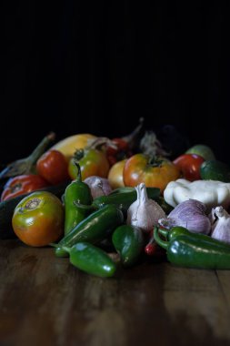 Çeşitli sebzelerden oluşan yaz sebze hasadı karışımı. Domates, sarımsak, kabak ve daha fazlası da dahil. Yüksek kalite fotoğraf