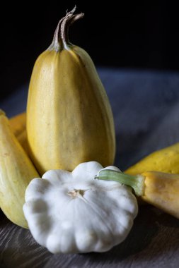 Makarna, yamuk boyun, pattypan ve sarı kabak dahil olmak üzere çeşitli taze yaz kabakları. Yüksek kalite fotoğraf