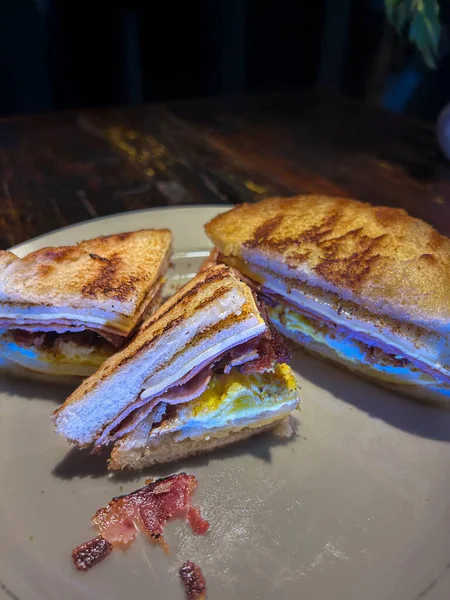ベーコンの卵ハムとチーズの朝食サンドイッチ 高品質の写真 — ストック写真