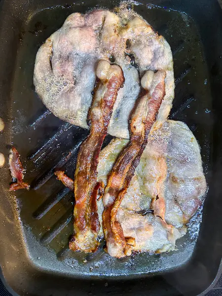 Bacon Presunto Fatias Cozinhar Uma Grelha Foto Alta Qualidade — Fotografia de Stock