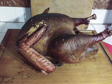 Tütsülenmiş tavuk oymaya hazır. Yüksek kalite fotoğraf