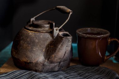 Kadehi sade, antika bir çaydanlık. Yüksek kalite fotoğraf