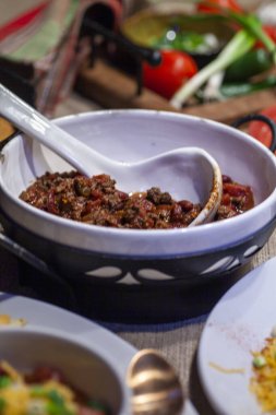 Mısır ekmeği ve malzemelerle ev yapımı kırmızı biber yemeği. Yüksek kalite fotoğraf