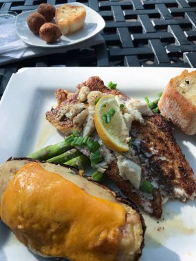 Kenarlı kaplanmış balık yemeği. Yüksek kalite fotoğraf