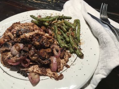 Kenarlı kaplanmış balık yemeği. Yüksek kalite fotoğraf