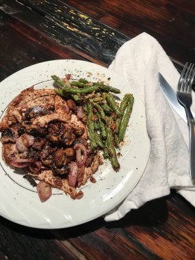 Kenarlı kaplanmış balık yemeği. Yüksek kalite fotoğraf