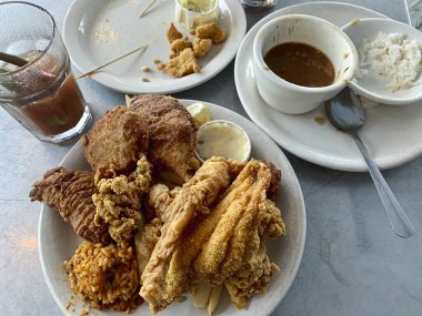 Yanları kızarmış yayın balığı yemeği. Yüksek kalite fotoğraf