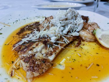 Kenarlı kaplanmış balık yemeği. Yüksek kalite fotoğraf