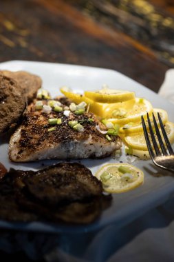 Kızarmış yeşil domatesli karartılmış kırmızı balık. Yüksek kalite fotoğraf