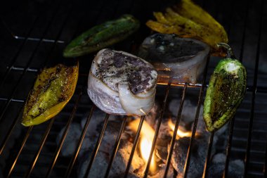 Filet Mignon ve Poblano ve Jalapeno biberleri açık alev barbque çukurunda kızartılıyor. Yüksek kalite fotoğraf