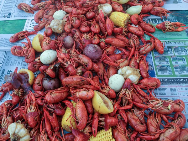 沸腾的路易斯安那州小龙虾或小龙虾 高质量的照片 — 图库照片