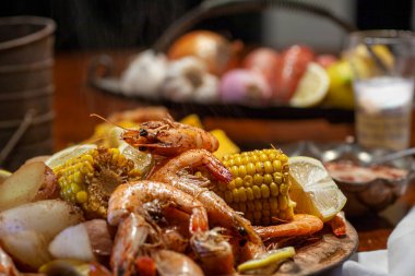 Mısır, patates ve soğanlı karides haşlaması. Yüksek kalite fotoğraf