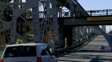Huey P Long Köprüsü Baton Rouge 'dan geçiyorum. Yüksek kalite 4k görüntü