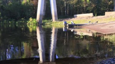 Louisiana 'da günbatımında Atchafalaya bataklık köprüsü. Yüksek kalite 4k görüntü