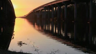 Louisiana 'da günbatımında Atchafalaya bataklık köprüsü. Yüksek kalite 4k görüntü