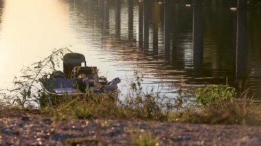 Louisiana 'da günbatımında Atchafalaya bataklık köprüsü. Yüksek kalite 4k görüntü