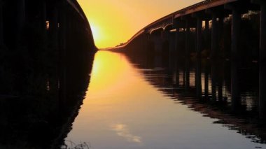 Louisiana 'da günbatımında Atchafalaya bataklık köprüsü. Yüksek kalite 4k görüntü