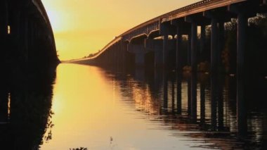 Louisiana 'da günbatımında Atchafalaya bataklık köprüsü. Yüksek kalite 4k görüntü