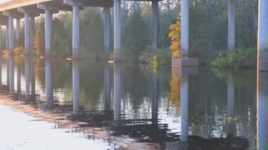 Louisiana 'da günbatımında Atchafalaya bataklık köprüsü. Yüksek kalite 4k görüntü
