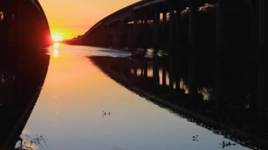 Louisiana 'da günbatımında Atchafalaya bataklık köprüsü. Yüksek kalite 4k görüntü