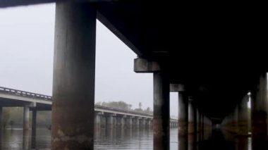 Louisiana 'da günbatımında Atchafalaya bataklık köprüsü. Yüksek kalite 4k görüntü