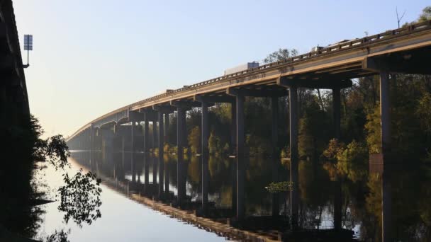 路易斯安那州的Atchafalaya沼泽桥日落时建成 高质量的4K镜头 — 图库视频影像