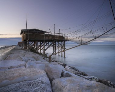  Gün doğumunda Sottomarina rıhtımında gezinirken, kimisi de küçük bir deniz ürünleri restoranı sunan trabucchi 'yi görebilirsiniz. Tepede, Adriyatik Denizi 'ni Venedik lagününün kanalından ayıran küçük deniz feneriyle karşılaşırsınız..