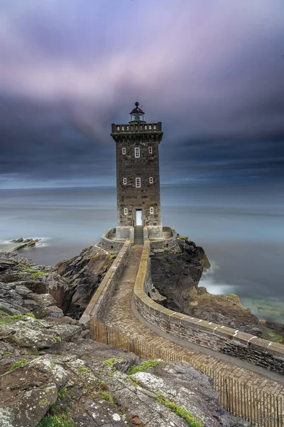 Kırsal kesimde üzüm toplama anı. Güzel bir gün, ağustos ayının sonlarında, çeşitli yaşlardan gelen bir grup insan tarafından yapılan hasat. Kara kaliteli üzümler dolu tarafından zarar görmüş.