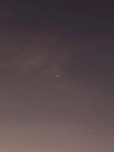 Półksiężyc Popołudniowym Niebie Kierunku Nocy — Zdjęcie stockowe